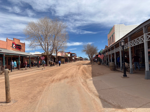 E Allen St-墓碑镇必去景点