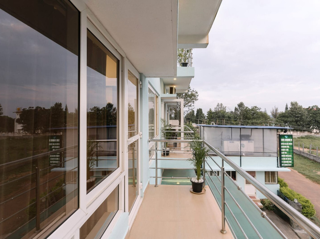 Treebo SNS Grand Inn，带游泳池