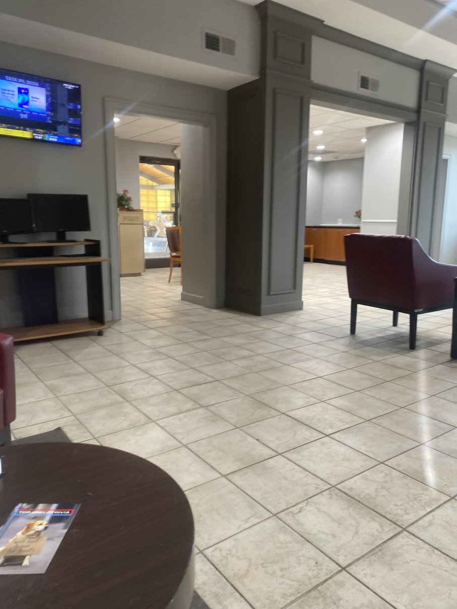 北卡罗来纳门罗红屋顶套房酒店-旅行者