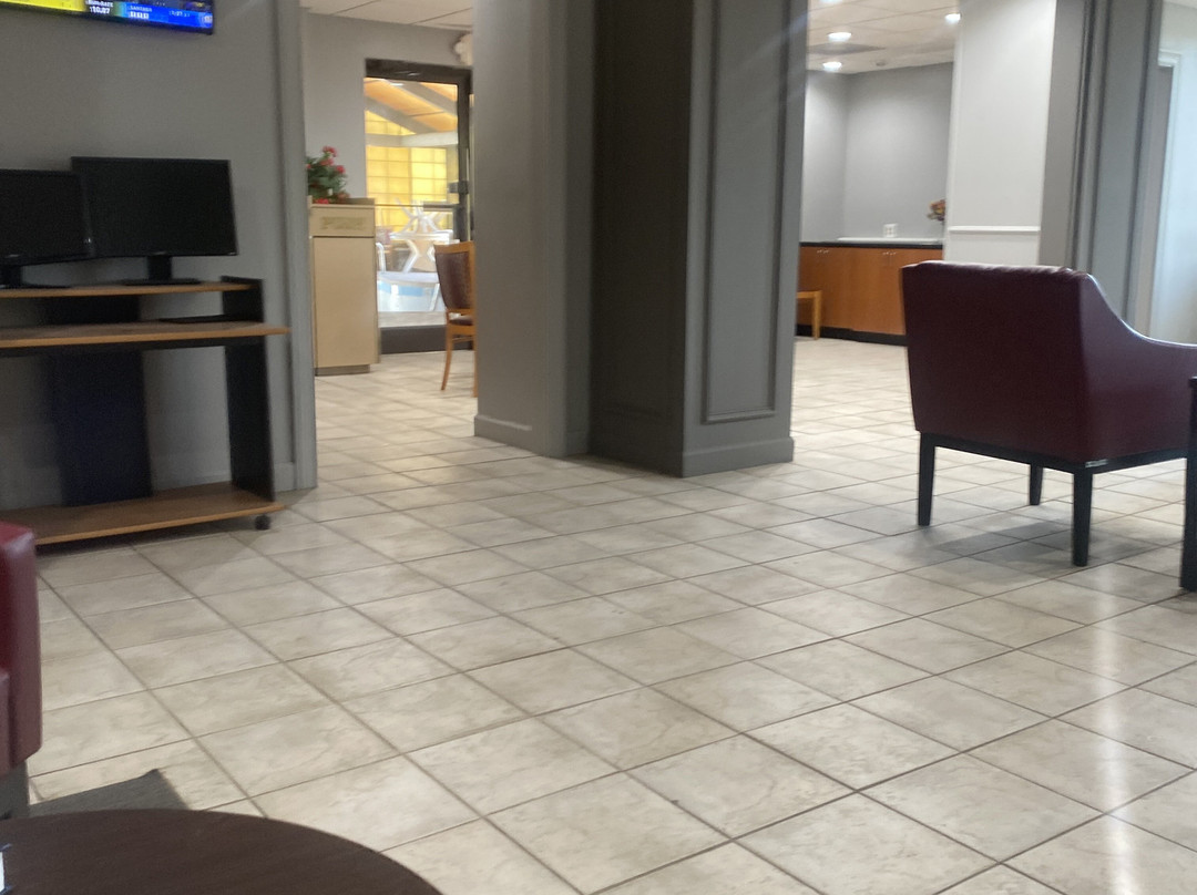 北卡罗来纳门罗红屋顶套房酒店主图