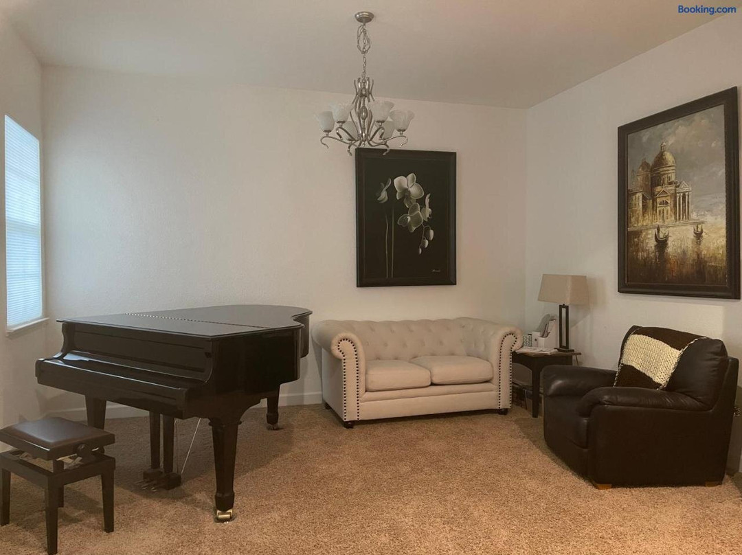 Comfort and Style Full bed shared bathroom