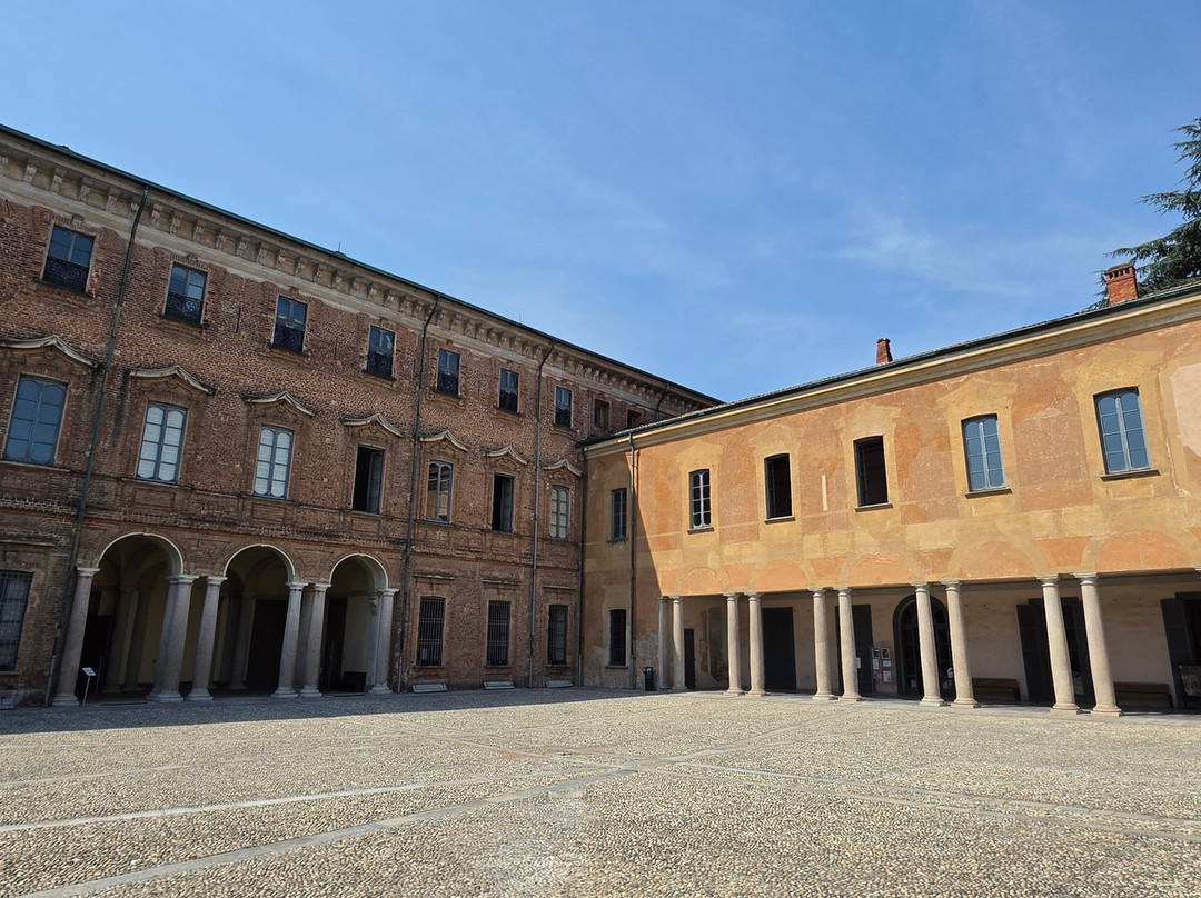 Palazzi del 500 e del 700 di Villa Litta-拉伊纳泰必去景点