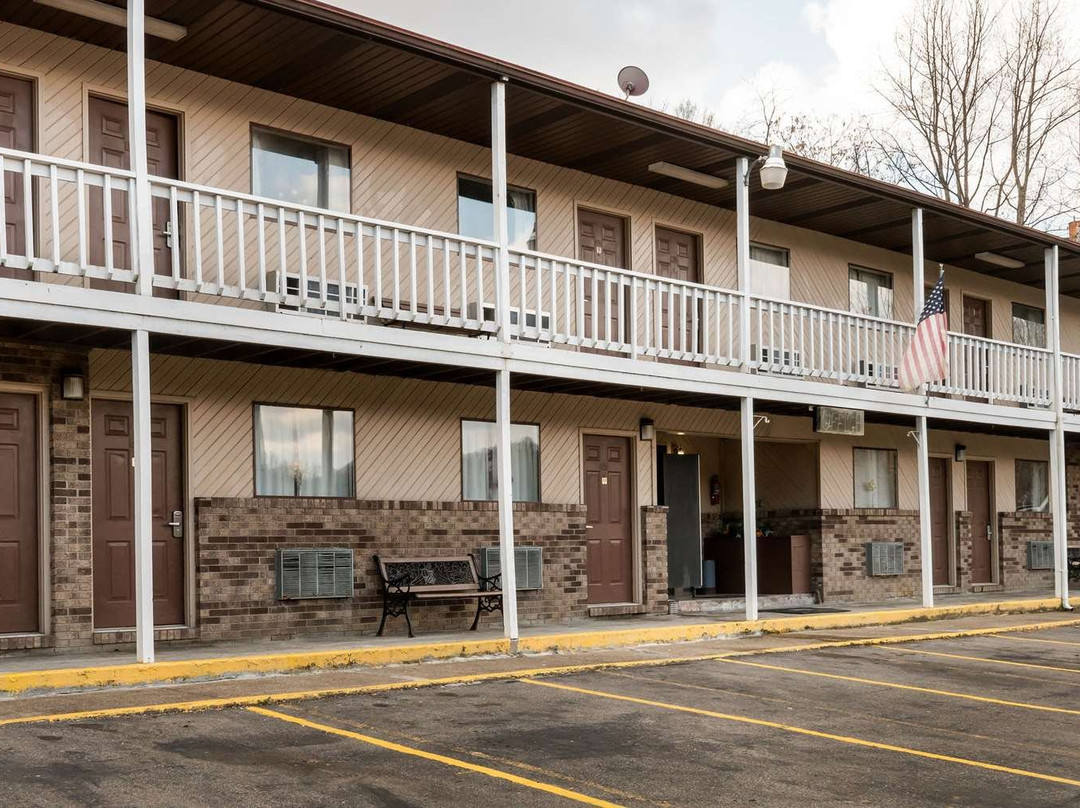 OYO Hotel Chapmanville Inn, WV - Hwy 119