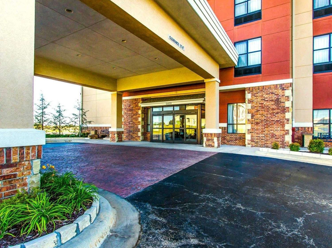 Spark by Hilton Shawnee主图