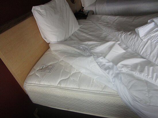 路易斯维尔红屋顶酒店主图