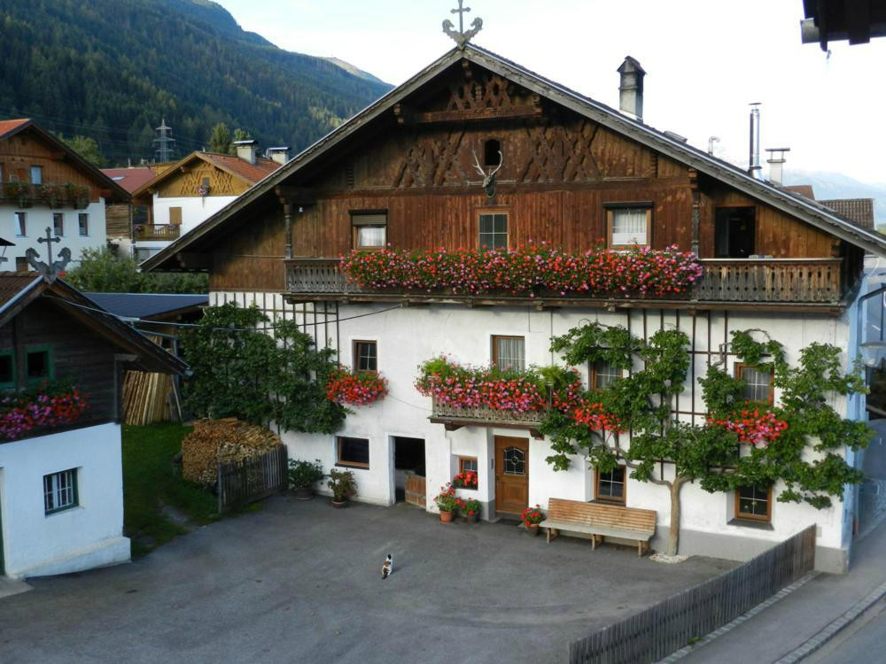 Mils bei Solbad Hall酒店住宿-Gasthof Neuwirt