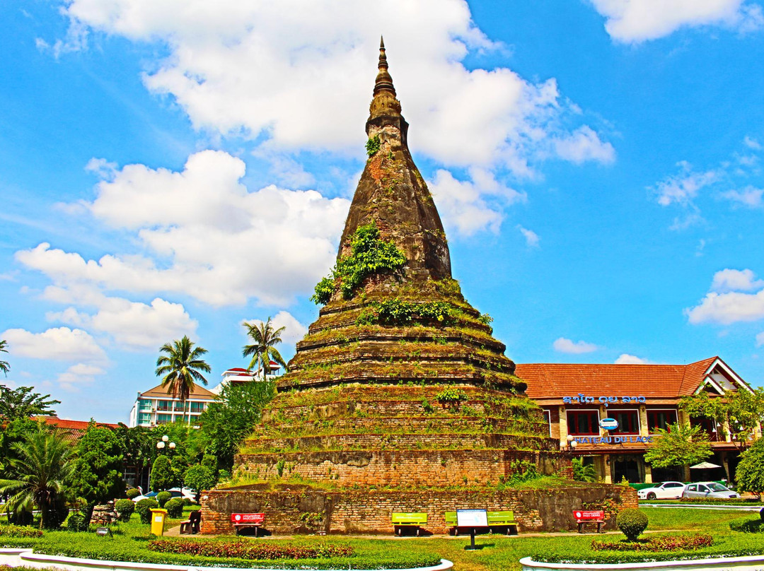 Black Stupa (That Dam)景点图片