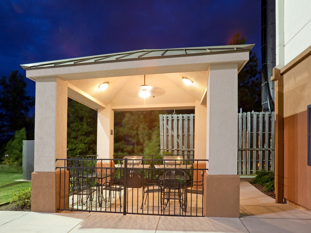 朗维尤烛木套房酒店主图