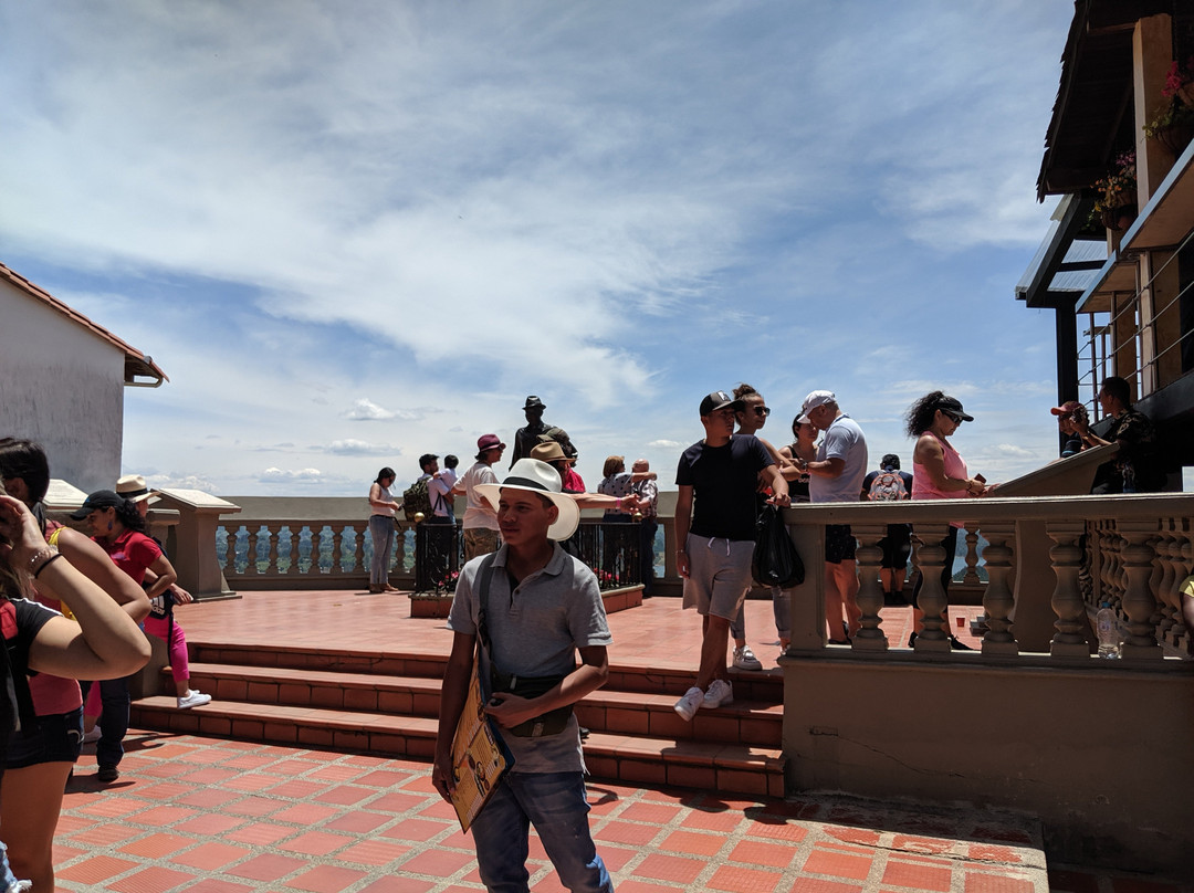 Statue of Don Luis Eduardo Villegas Lopez-Guatape必去景点