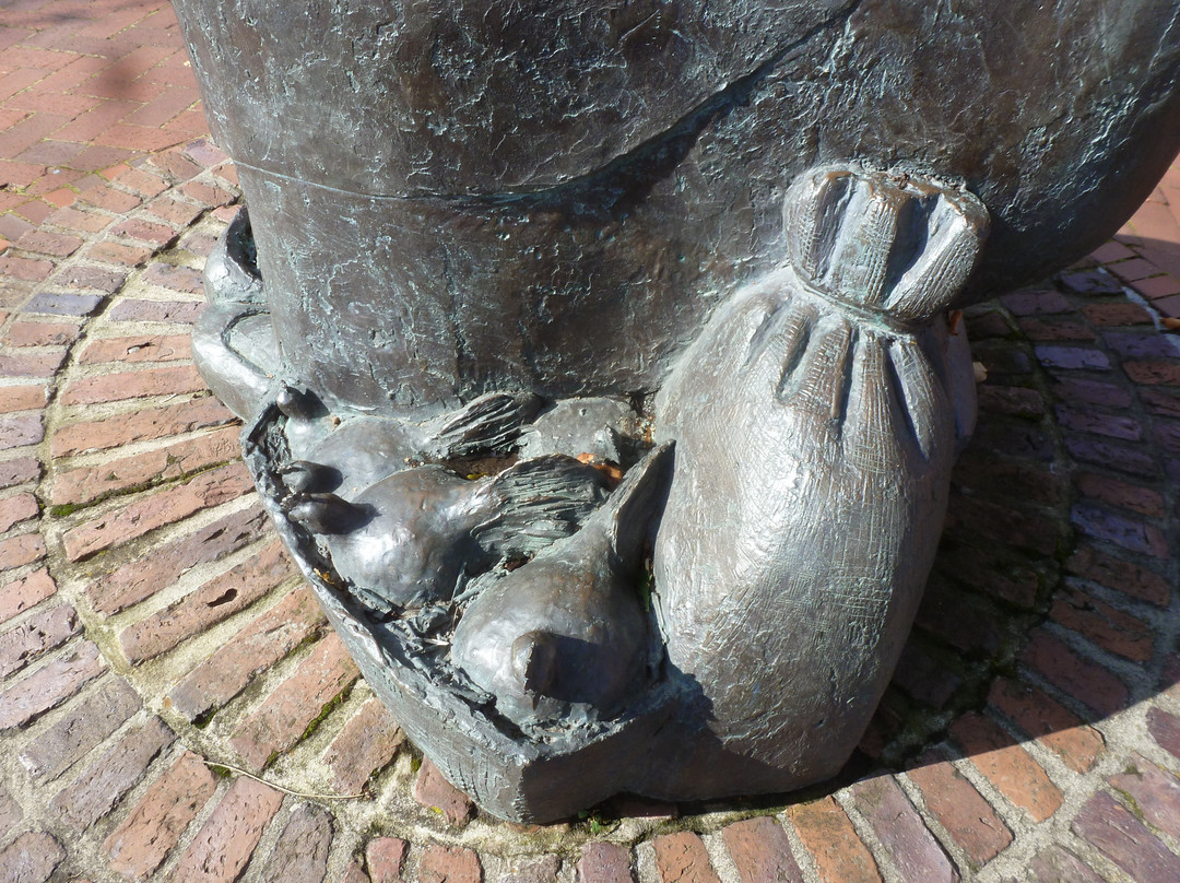 Bronze Figur Marktfrau Oma Apen景点图片