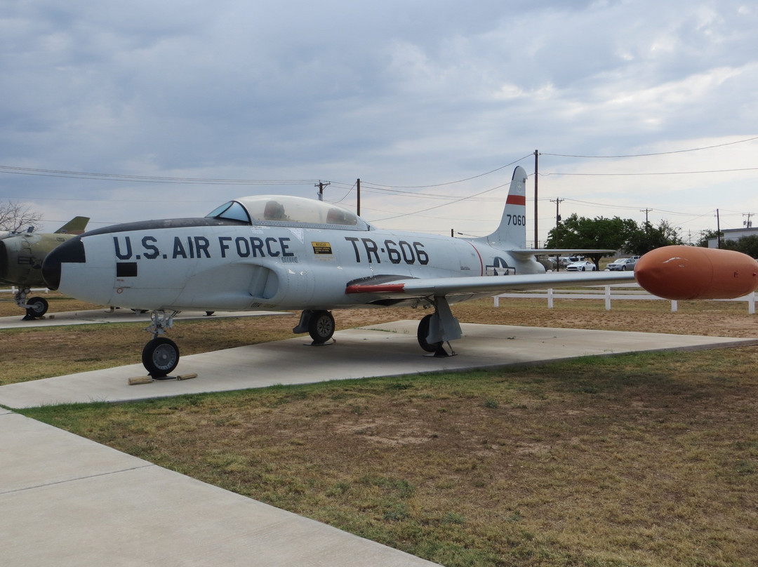 Hangar 25 Air Museum景点图片