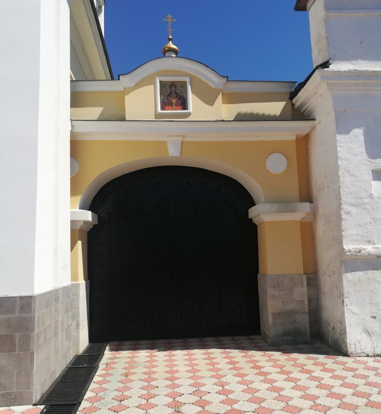Tryokh Svyatiteley Velikikh Nadvratnaya Church-Serpukhov必去景点