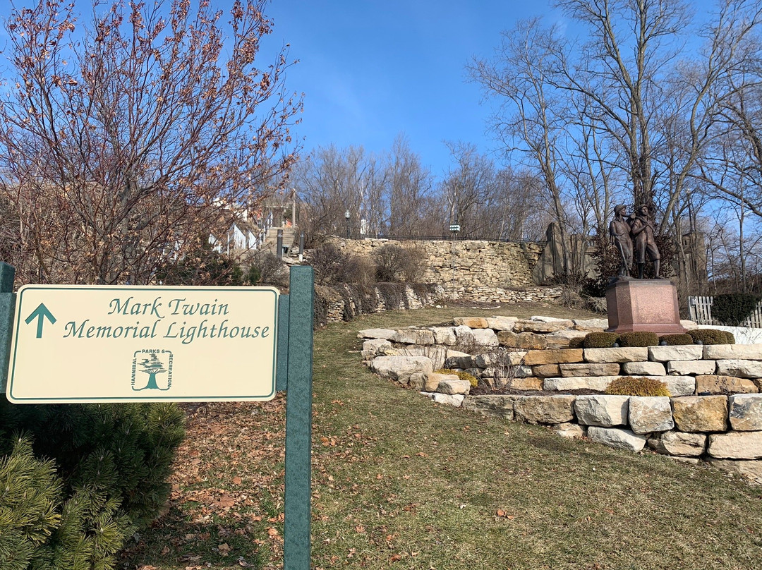 Tom and Huck's Statue-汉尼拔必去景点