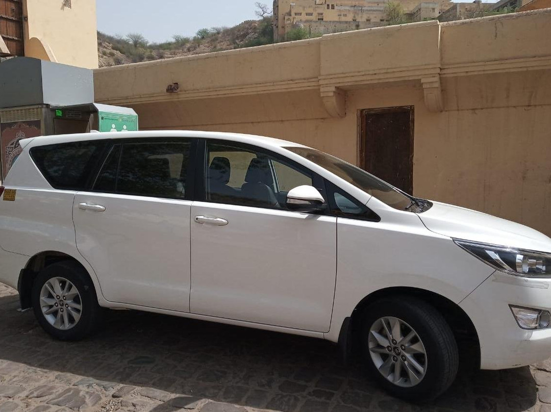 India saying namaste Trips-阿尔瓦必去景点