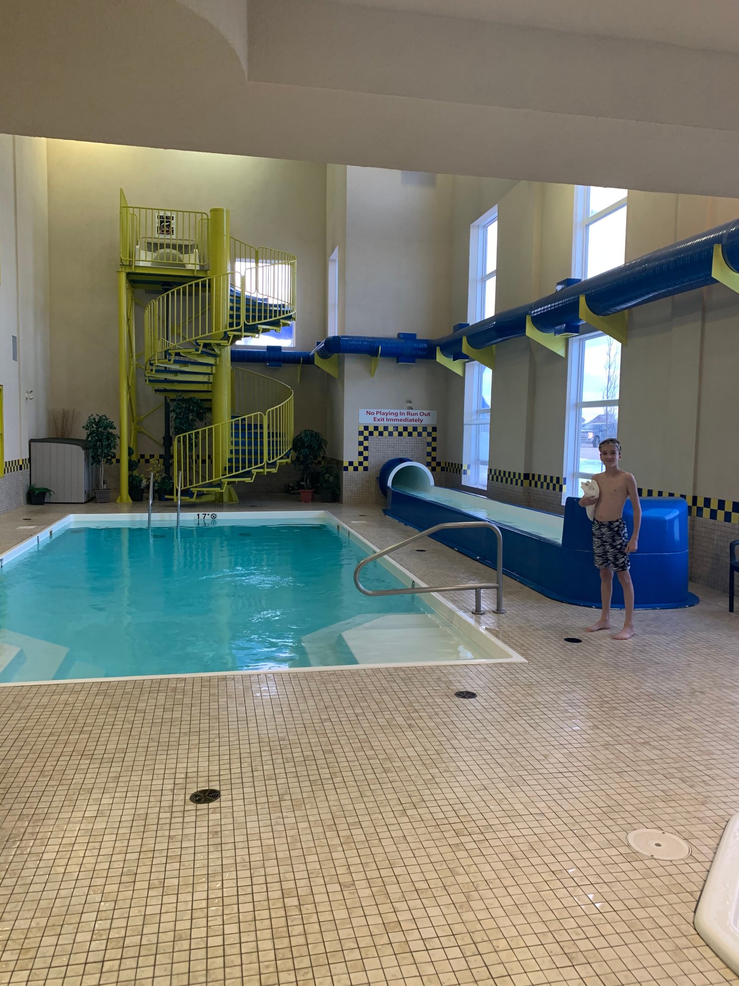 Redwood Inn & Suites-泳池