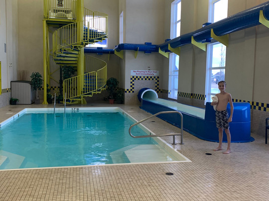 Redwood Inn & Suites主图