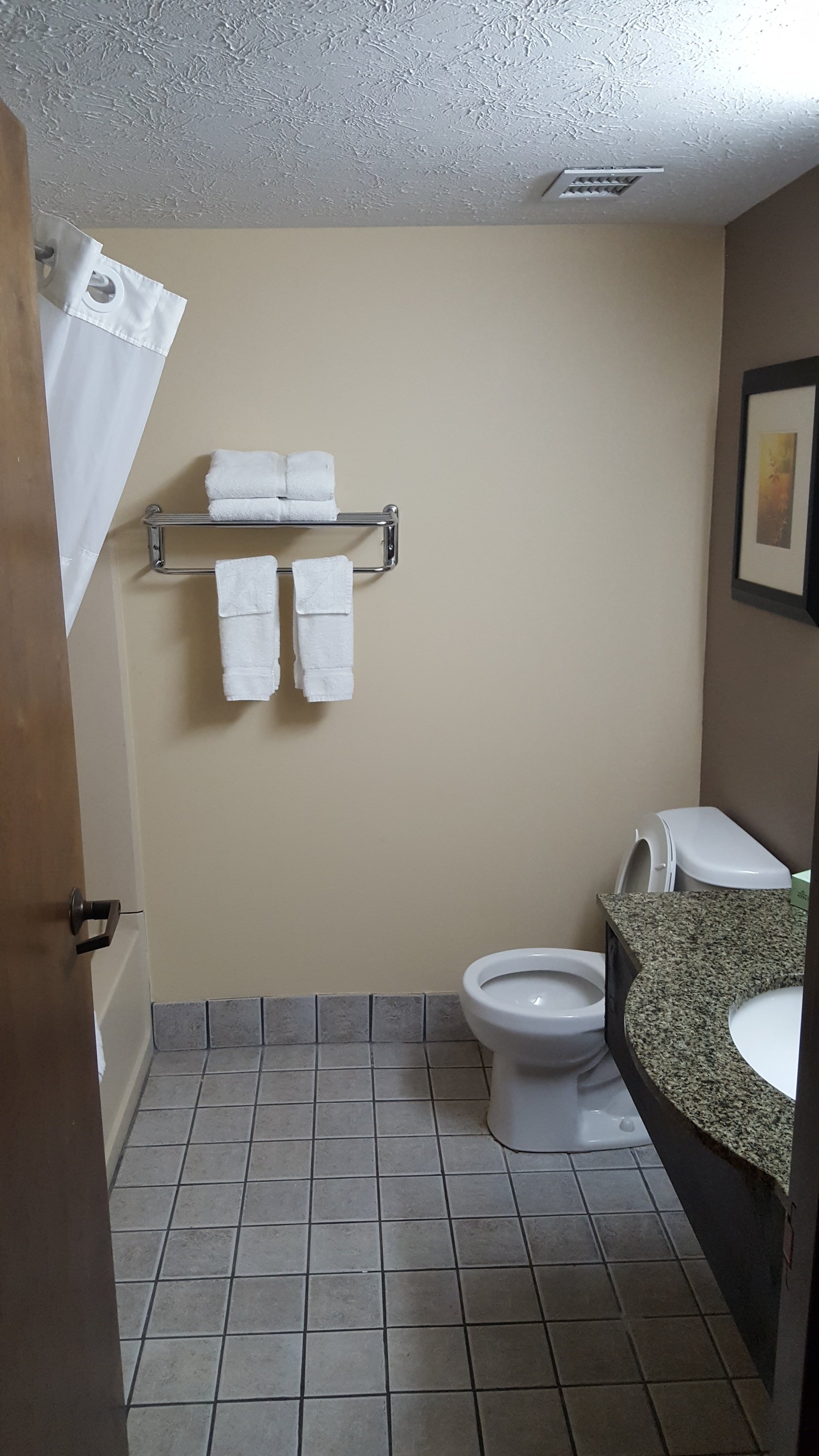 Baymont by Wyndham Belleville Airport Area-浴室