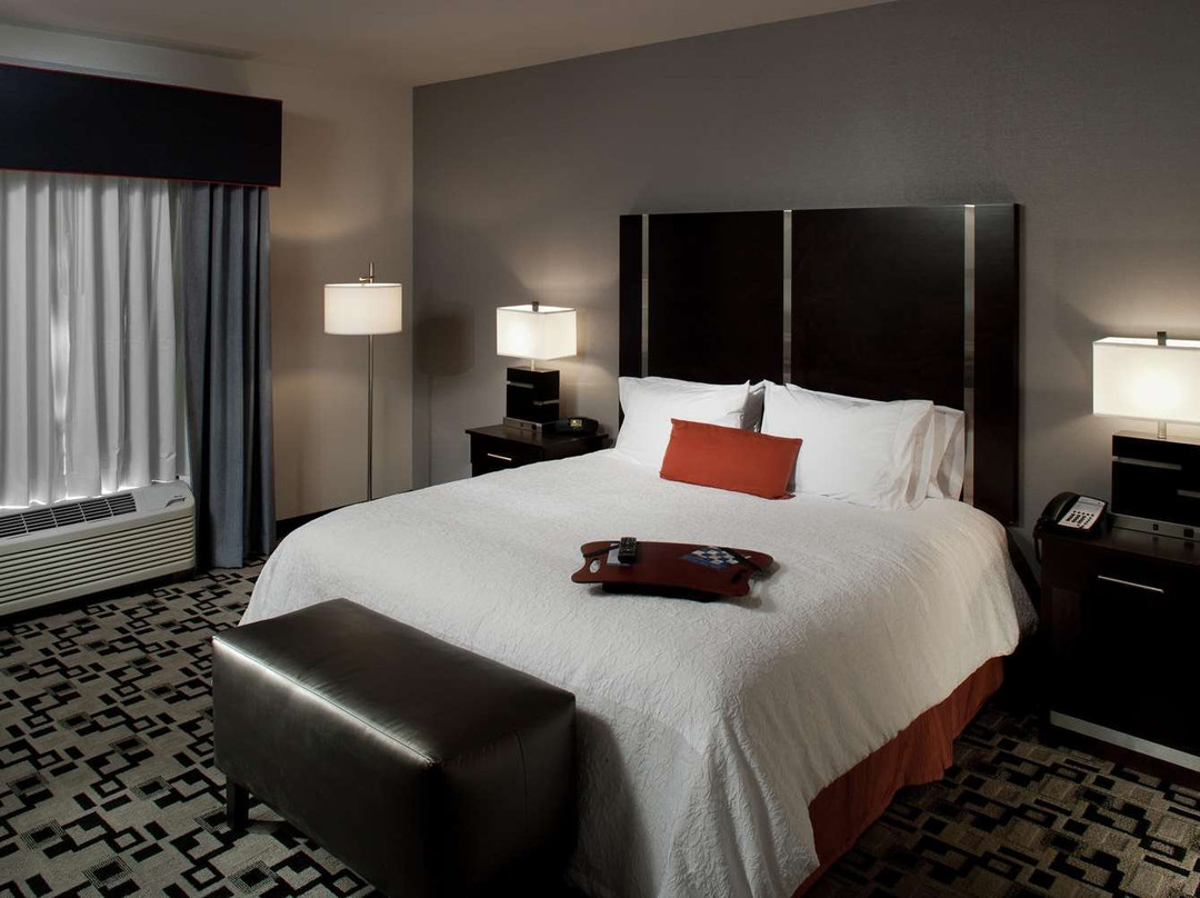 马克斯维尔欢朋套房酒店主图