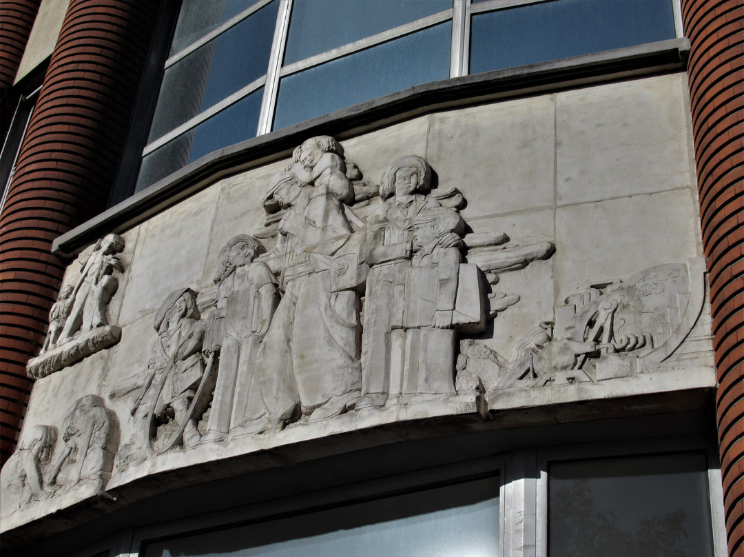 Bas-relief signalant l'entrée de l'école de garçons-Romainville必去景点