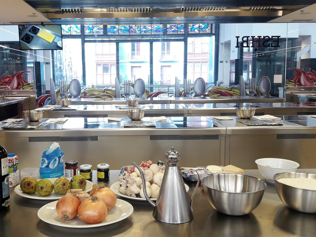 Cursos de cocina y experiencias gastronómicas en el Mercado de La Ribera, Bilbao景点图片