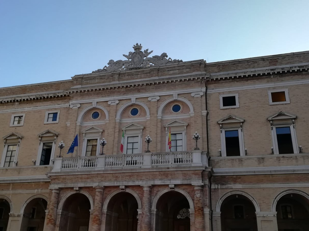 Piazza Giacomo Leopardi e Palazzo Comunale景点图片