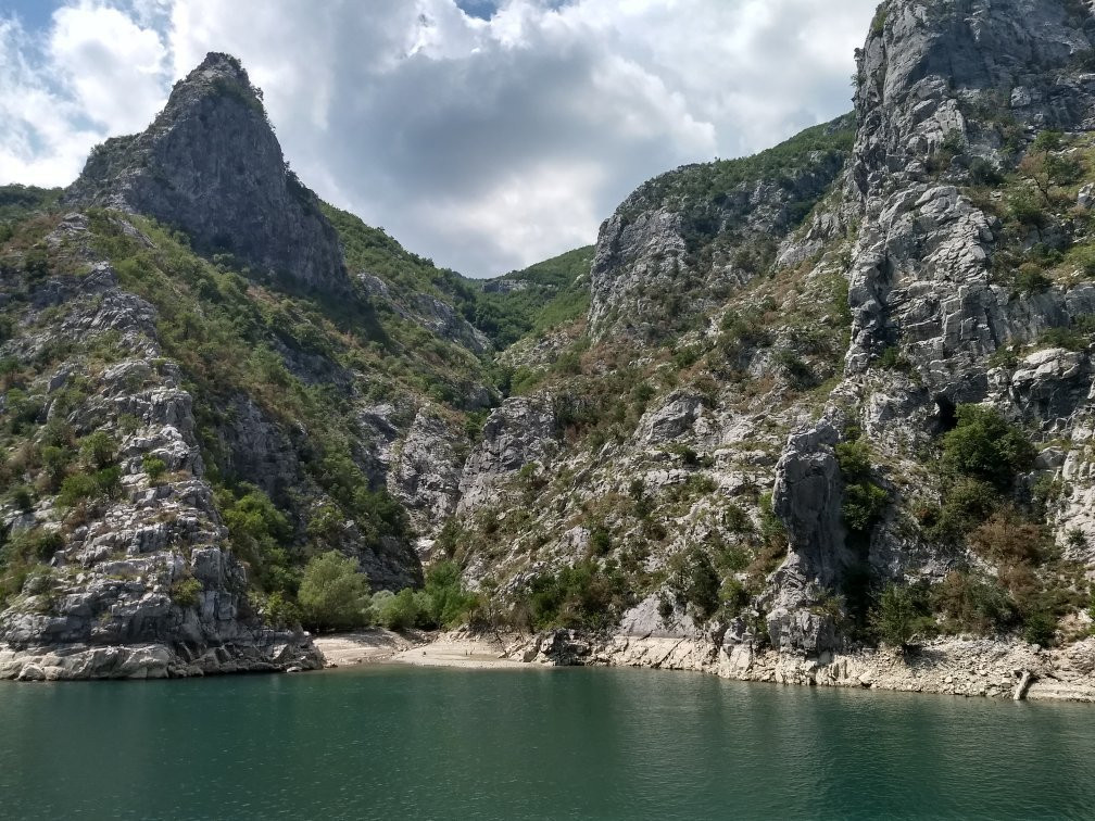 Komani Lake Boat Tours景点图片