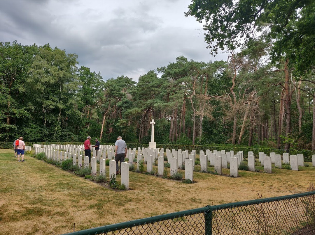 VALKENSWAARD WAR CEMETERY-Valkenswaard必去景点