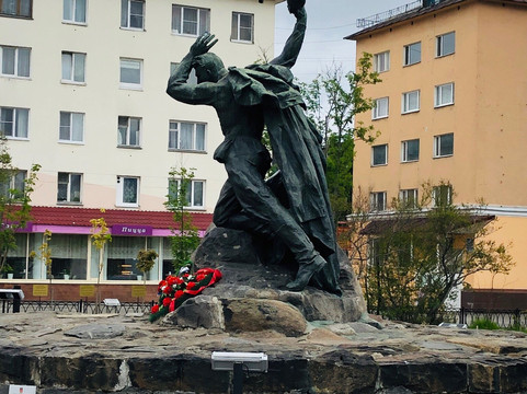 Anatoly Bredov Monument-摩尔曼斯克必去景点