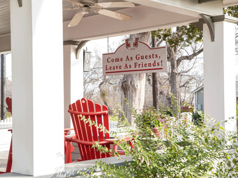 红色大门旅馆主图