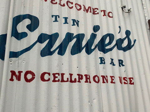 Ernie's Tin Bar-佩塔卢马必去景点
