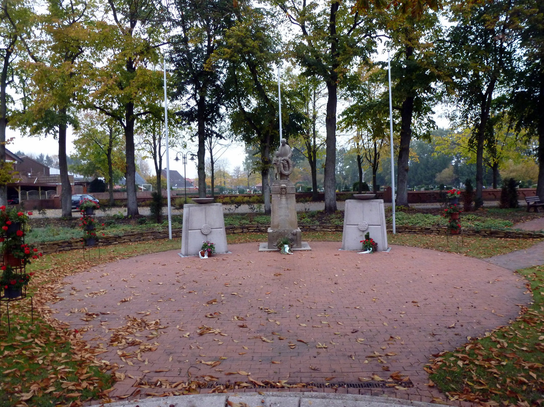 Ehrendenkmal der Gefallenen und Vermisten der zwei Weltkriege.景点图片