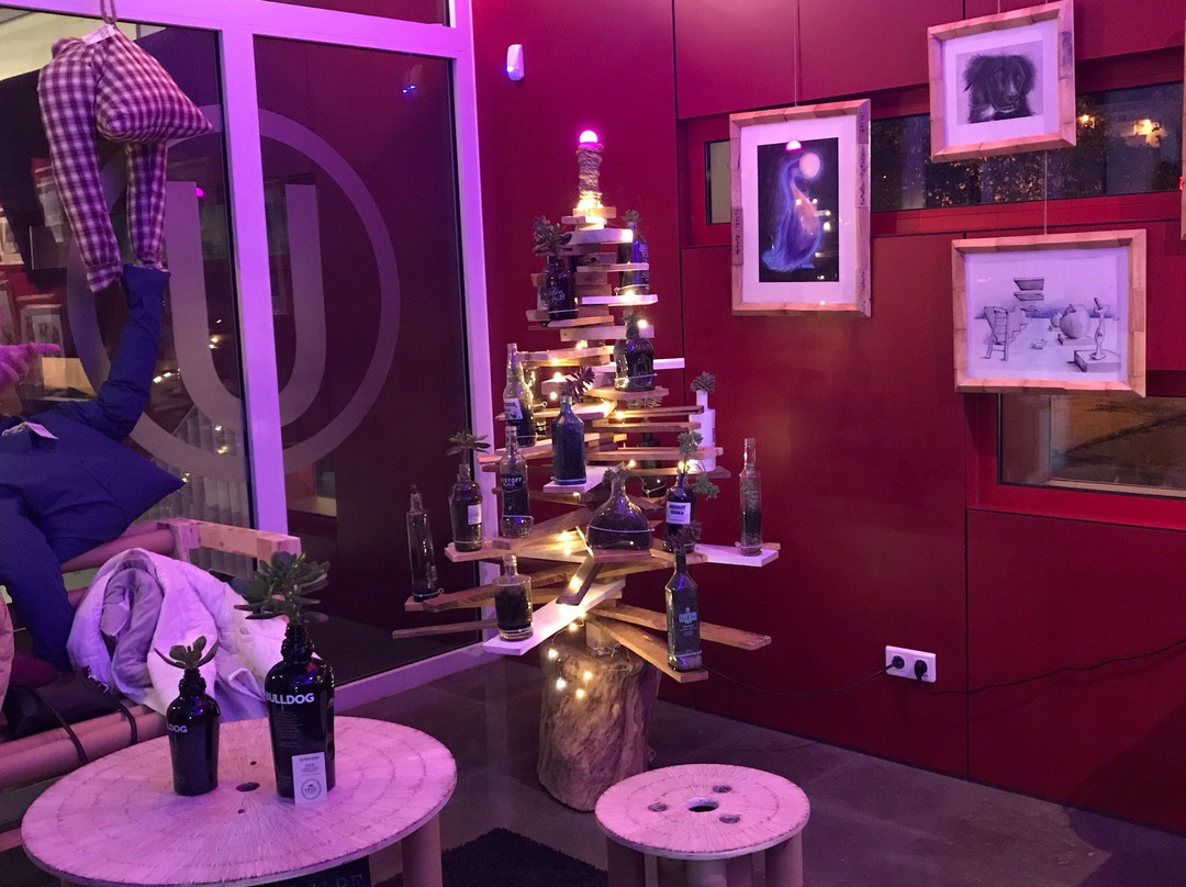 Urban Plaza - Lounge, Caffé & Bar