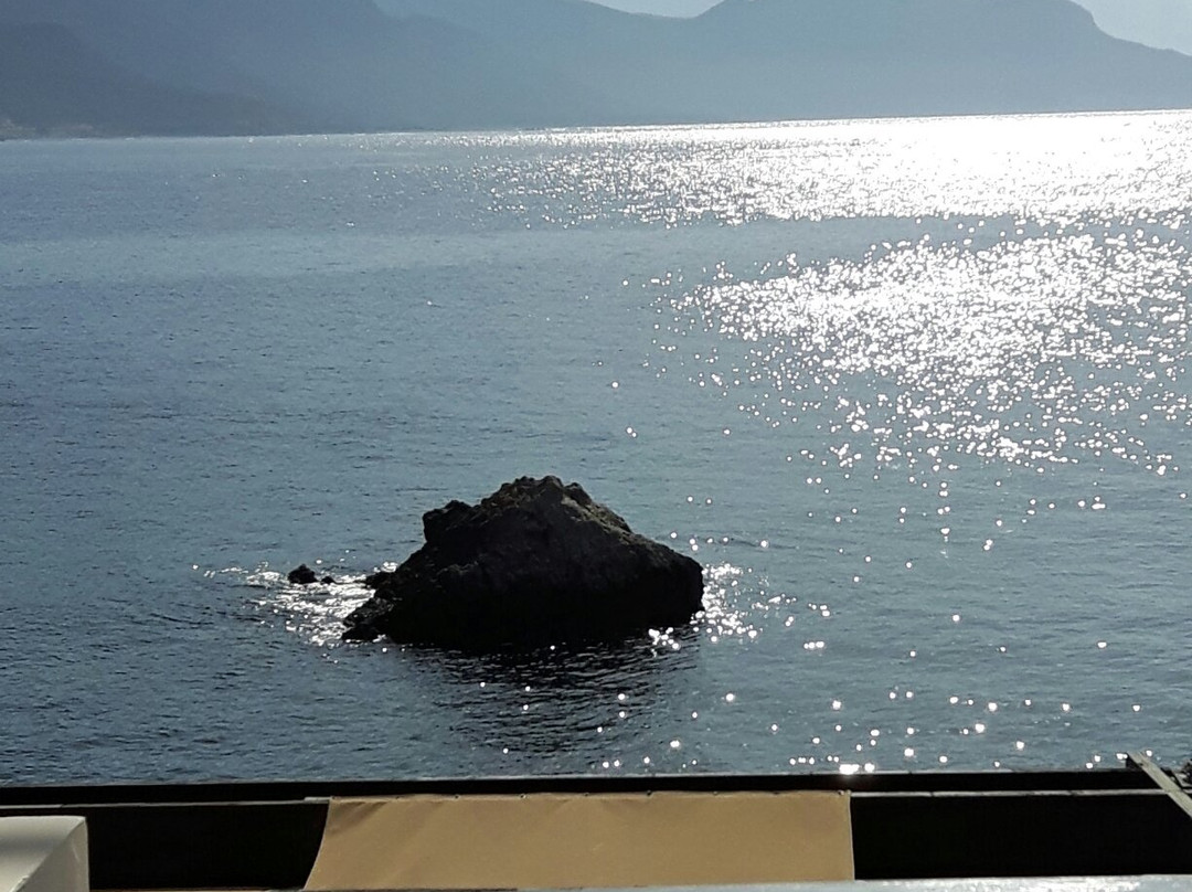 岩石之上酒店主图