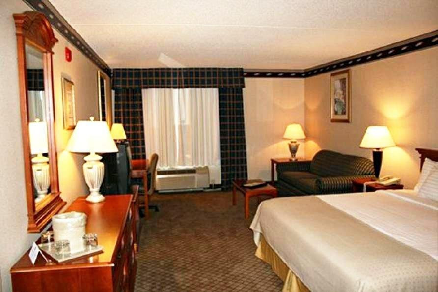 The Plaza Hotel & Suites主图