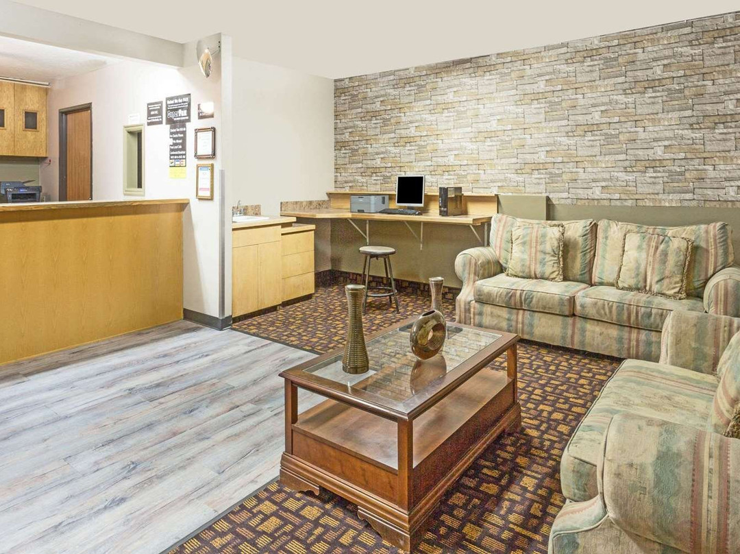 Super 8 by Wyndham Logan主图