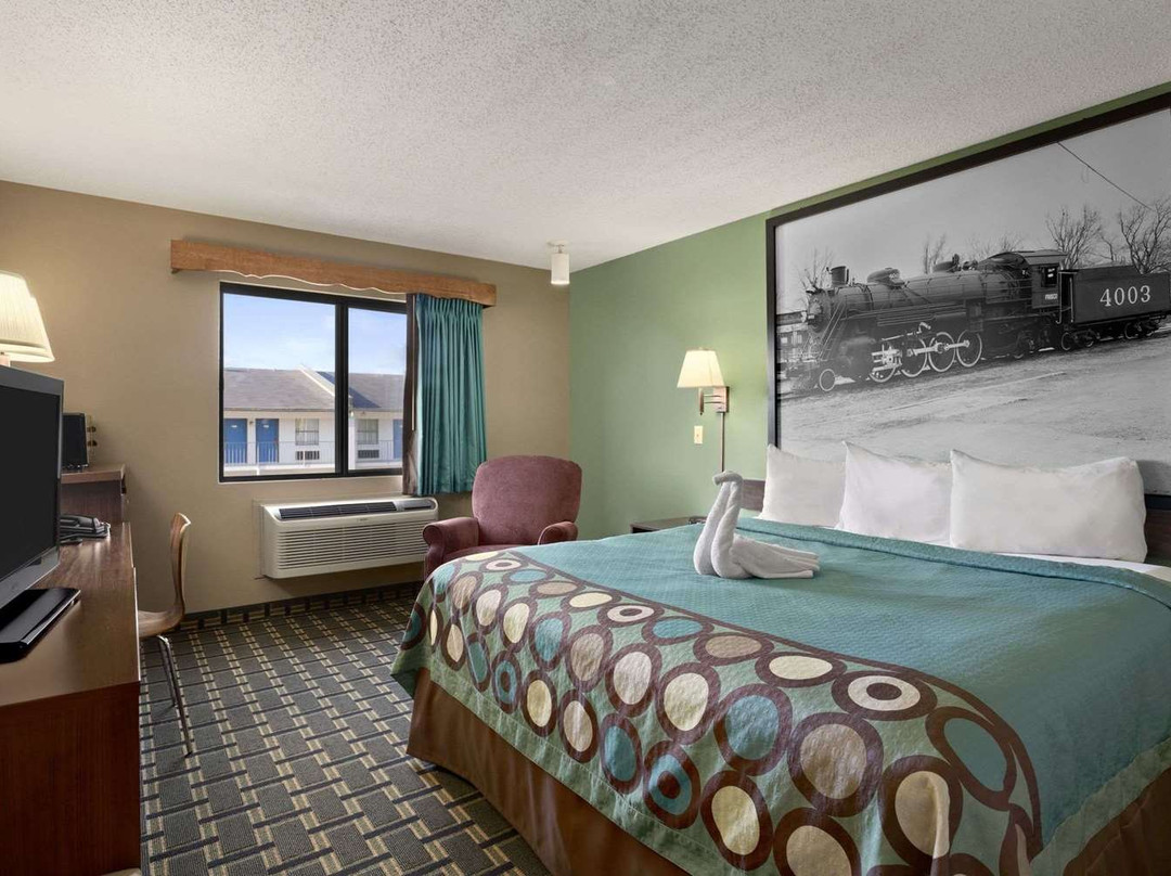 Super 8 by Wyndham Russellville主图