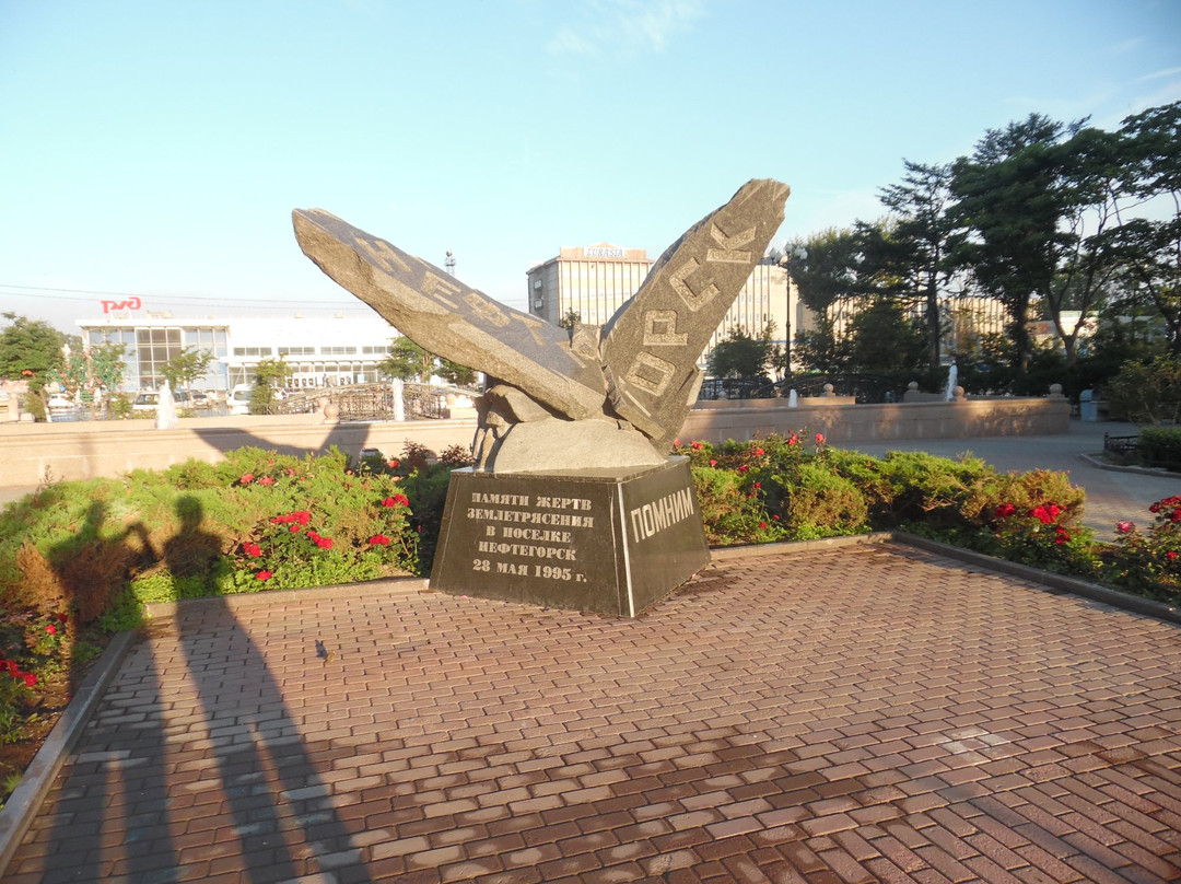 Memorial to Victims of Neftegork Earthquake景点图片