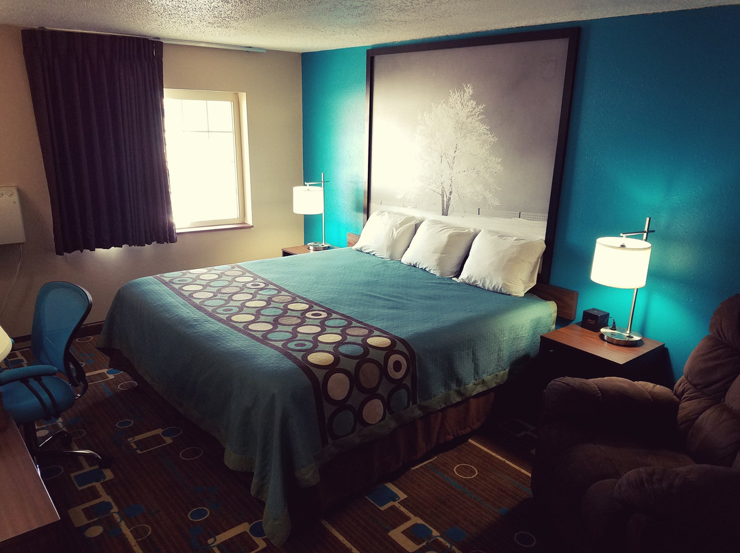 Linn Grove酒店住宿-Super 8 by Wyndham Spencer