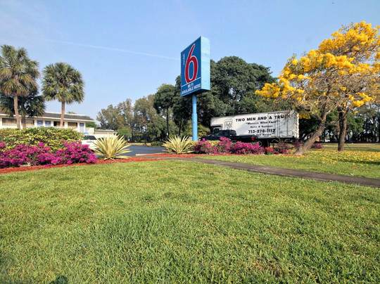 Travelodge by Wyndham Pompano Beach