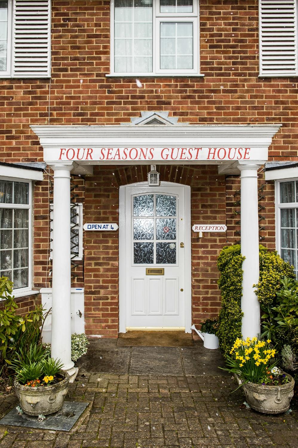 Four Seasons Guest House-浴室
