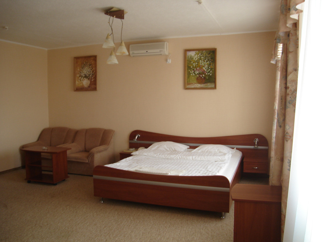 Izumrud Hotel主图