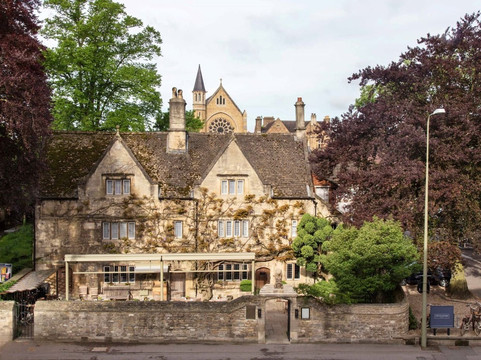 老牧师酒店主图