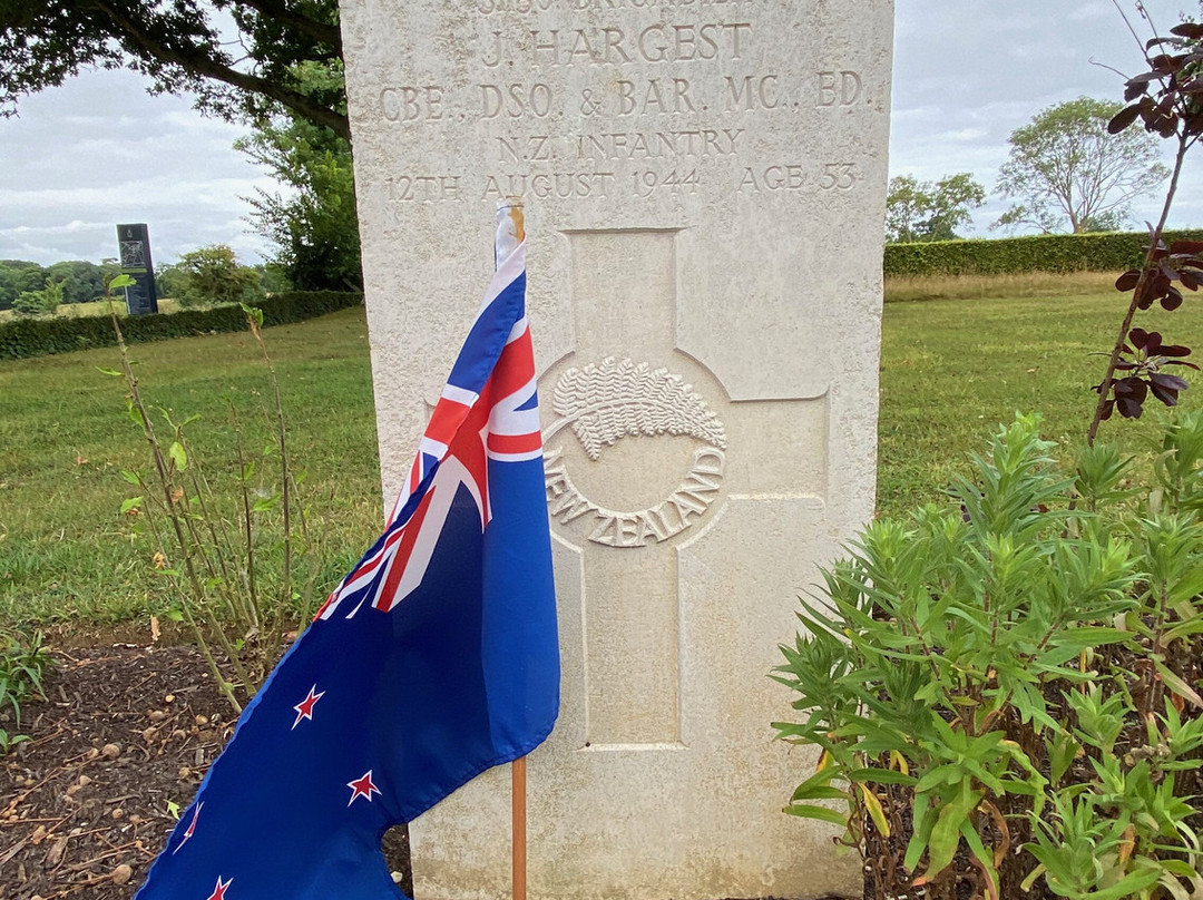 Hottot-Les-Bagues War Cemetery景点图片