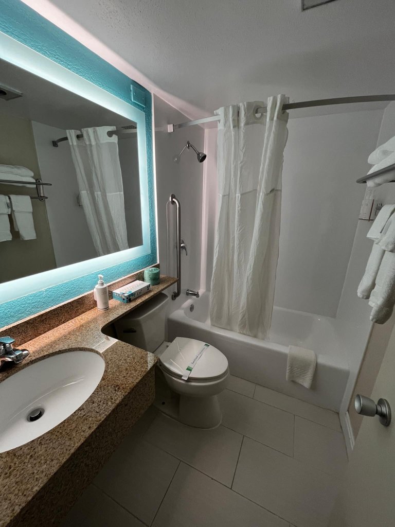 Howard Johnson by Wyndham Bangor-浴室