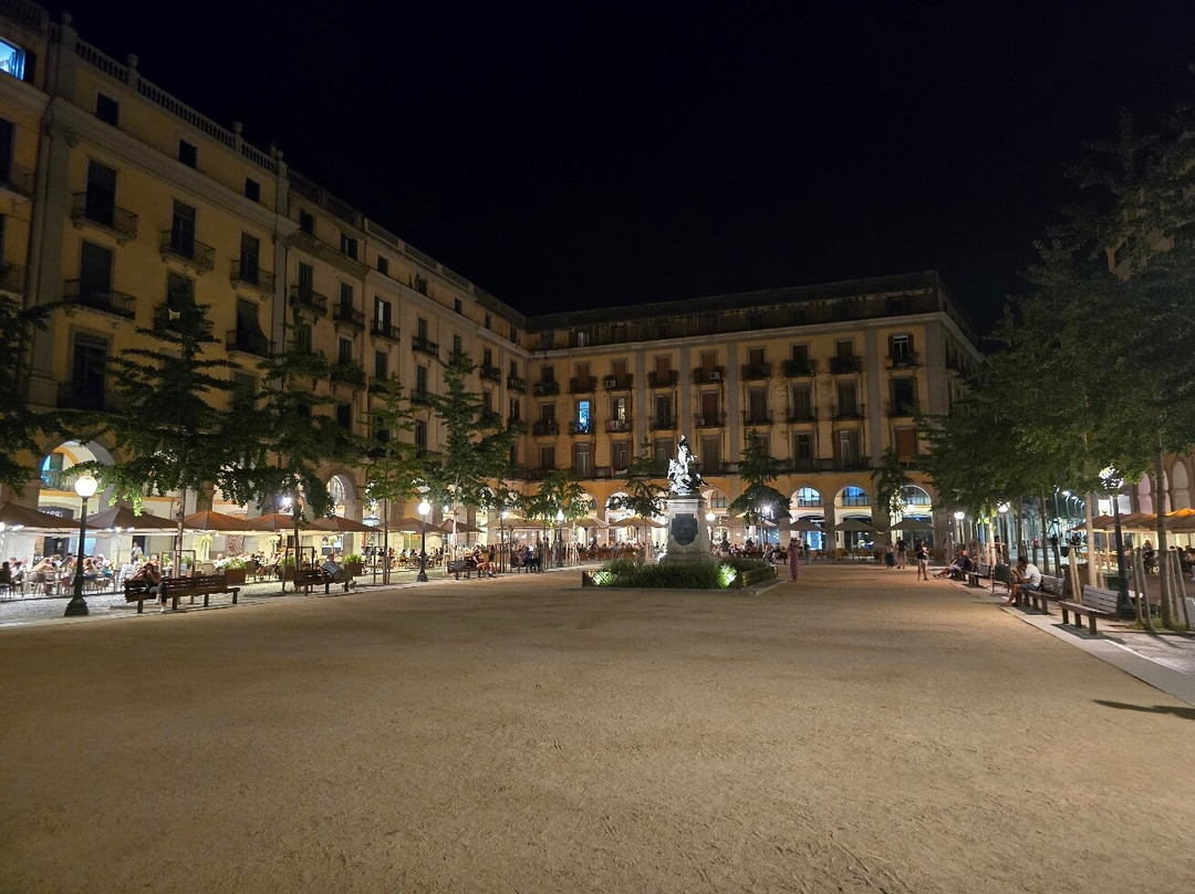 Placa de la Independencia-赫罗那必去景点