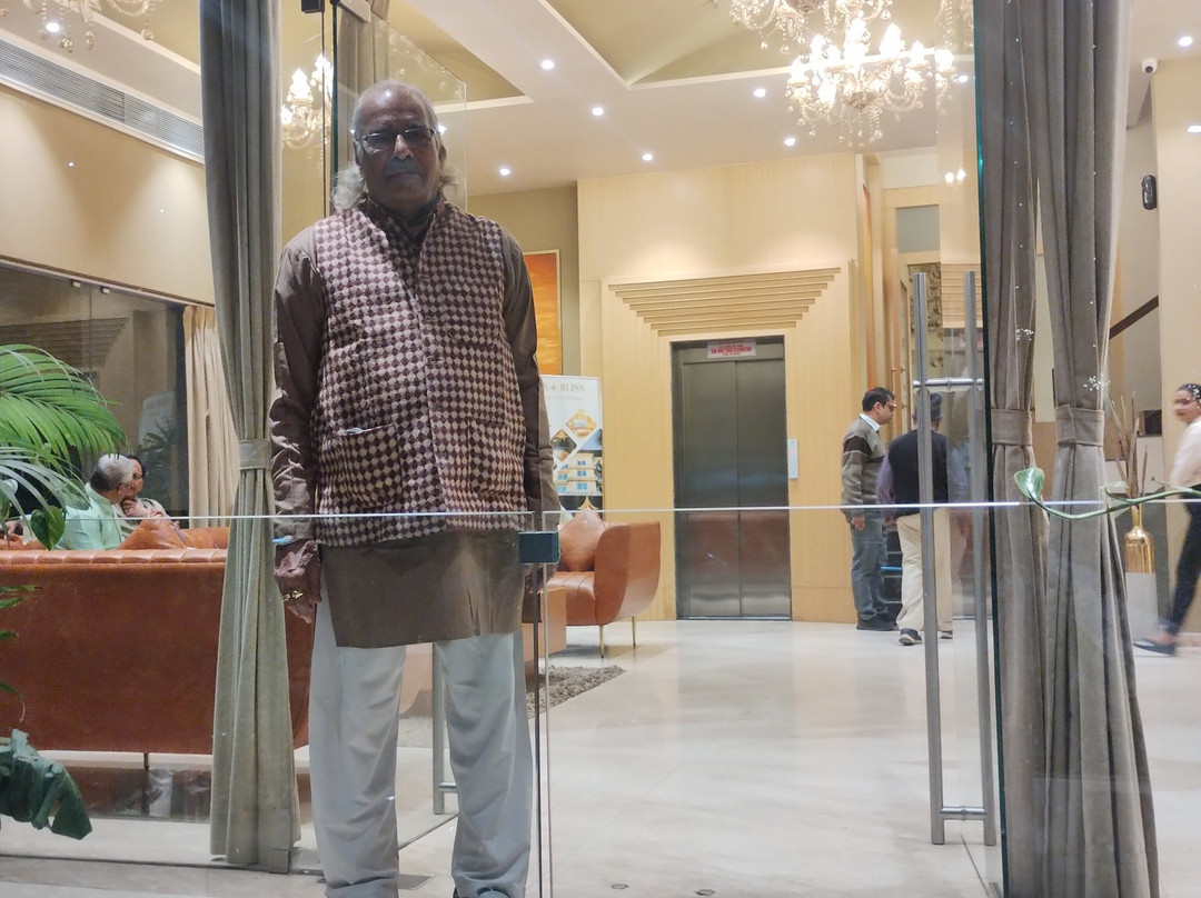 Treebo Tryst Golden Bliss Trimurti Nagar Square主图