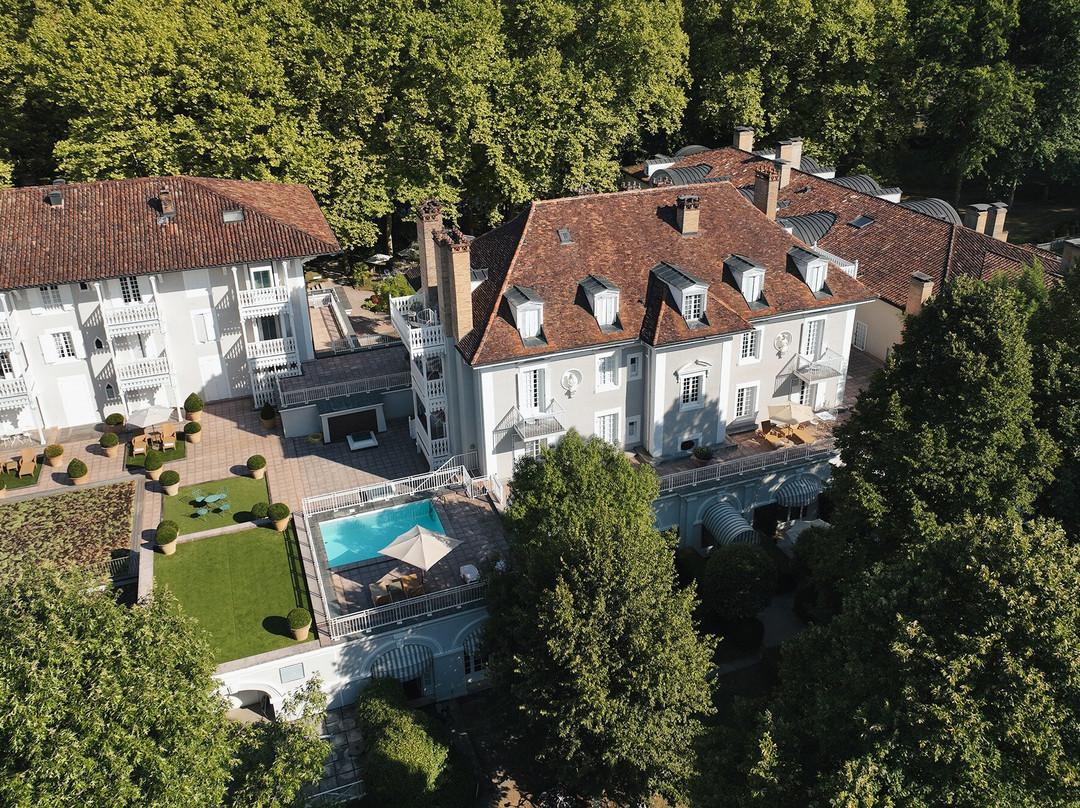 厄热涅草坪酒店主图