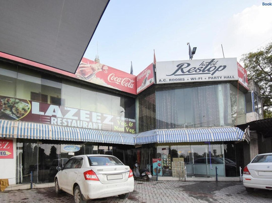 OYO 48504 Hotel Lazeez