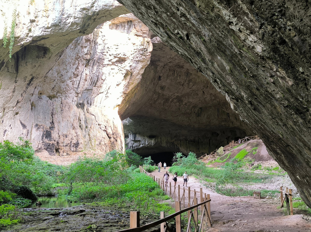 Devetashka Cave景点图片