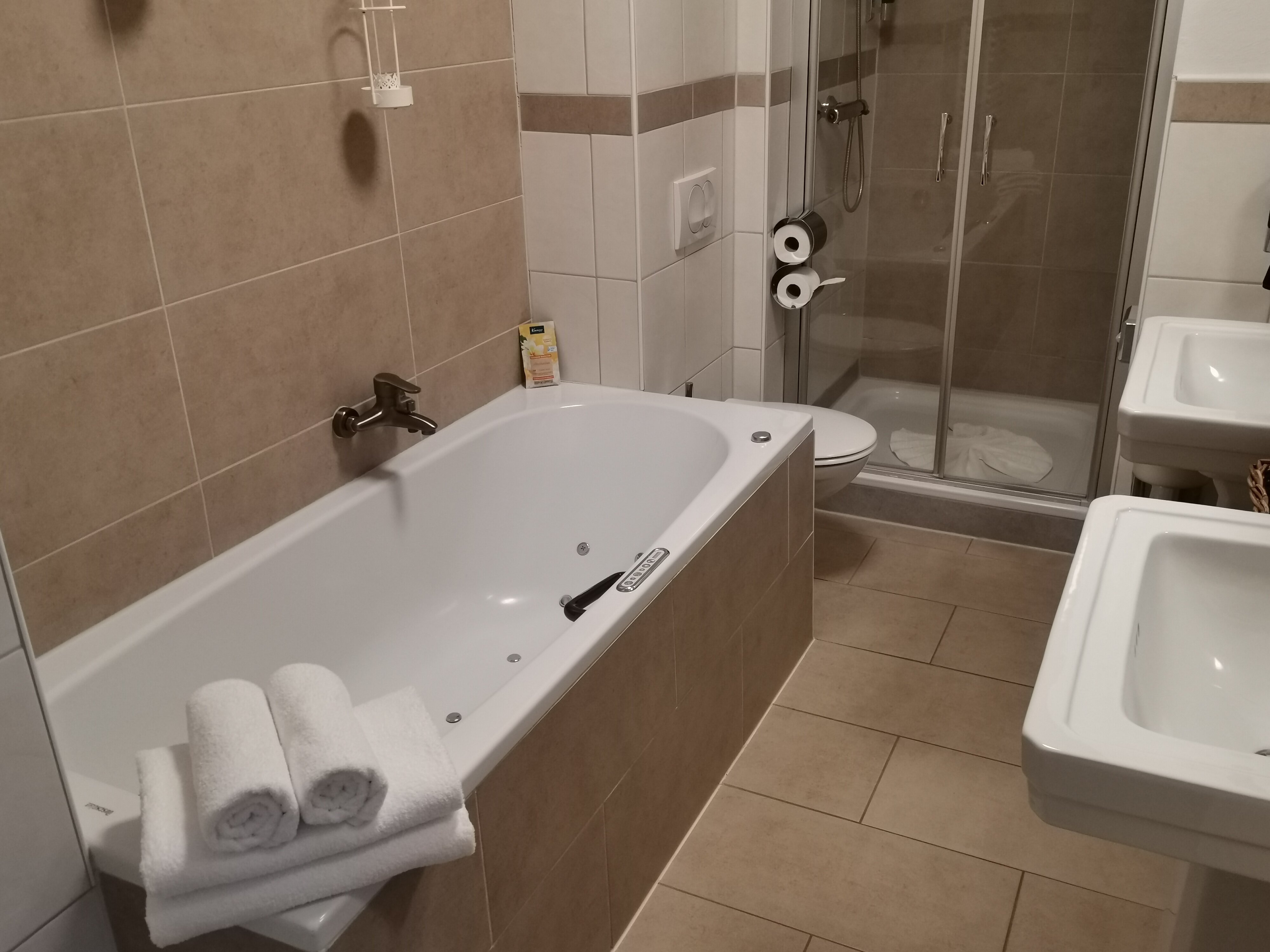 Hotel My Place - Airport, Business & Conference-浴室